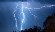 Во Франции 13 человек пострадали из-за удара молнии