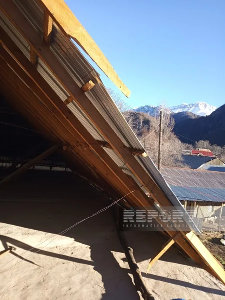 Güclü külək Oğuzda yaşayış binalarının və fərdi evlərin dam örtüyünü uçurub