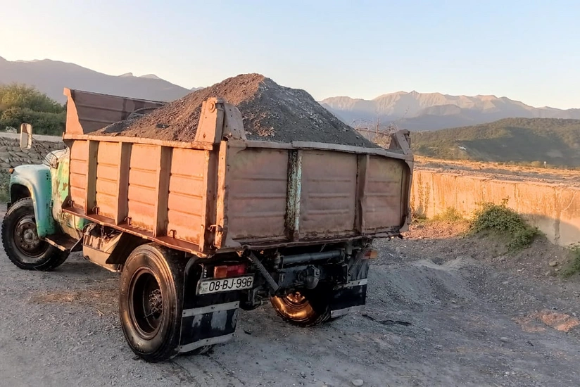 Deputat: Dənizdəki qum-çınqıl süni torpaq sahələrinin yaradılması üçün istifadə edilməməlidir