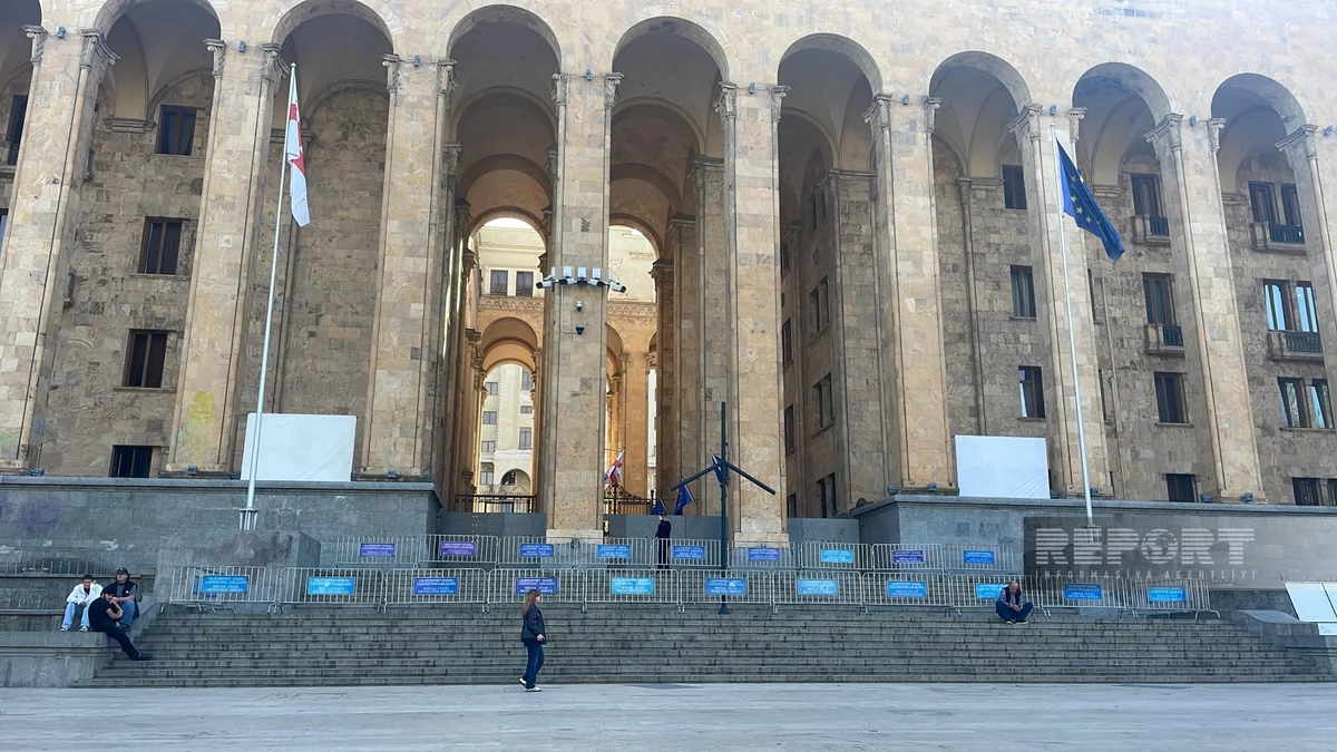 Gürcüstan müxalifətinin parlamentin qarşısında quraşdırdığı səhnələr sökülür