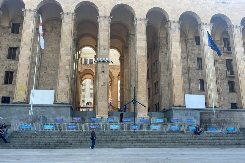 Gürcüstan müxalifətinin parlamentin qarşısında quraşdırdığı səhnələr sökülür