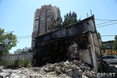 “Sovetski”də söküntü aparılan ərazidə yanğın baş verib - FOTO
