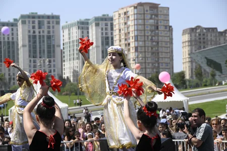 Heydər Əliyev Mərkəzinin parkında Uşaq festivalı keçirilib