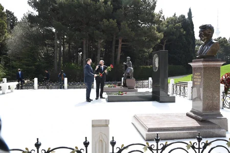 Rusiya Baş prokuroru Fəxri xiyabanı ziyarət edib