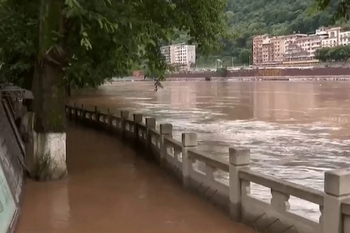 Çində leysan yağışları 15 nəfərin həyatına son qoyub
