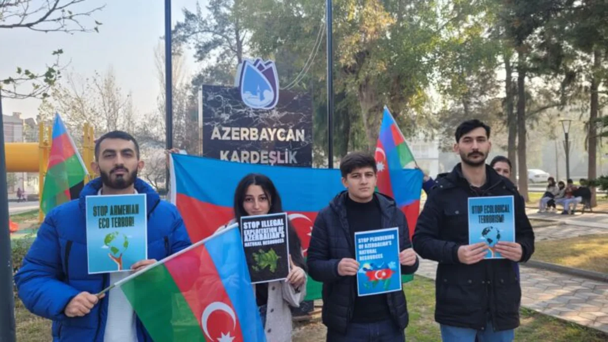Azərbaycanlı gənclər Manisada aksiya keçirib, Qarabağdakı yataqların qanunsuz istismarı pislənilib