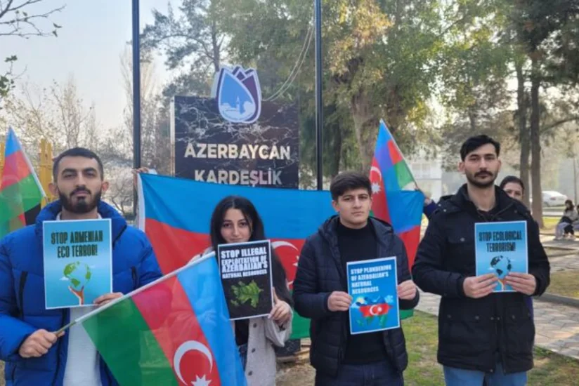 Azərbaycanlı gənclər Manisada aksiya keçirib, Qarabağdakı yataqların qanunsuz istismarı pislənilib