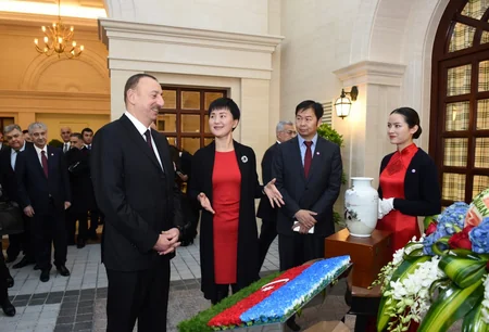 Prezident İlham Əliyev “Huawei” şirkətinin Pekindəki Sərgi Mərkəzində olub