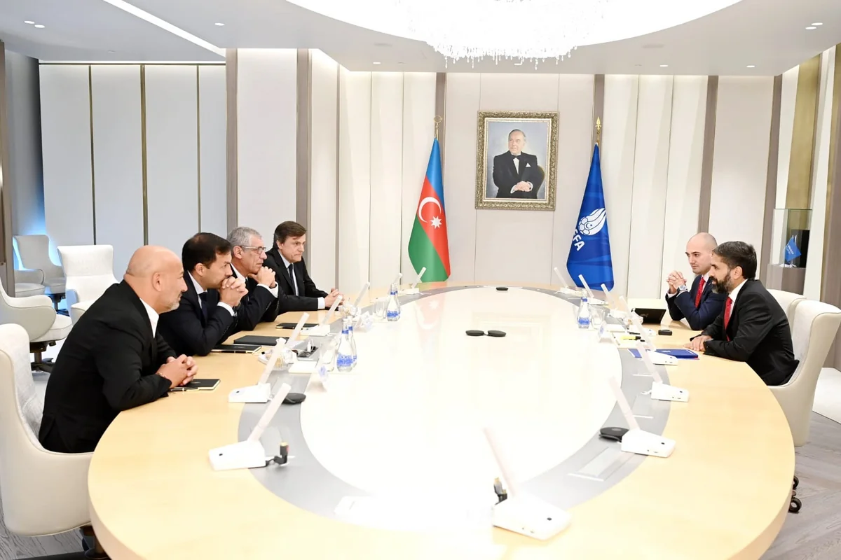 Rövşən Nəcəf Azərbaycan millisinin yeni baş məşqçisi ilə görüşüb
