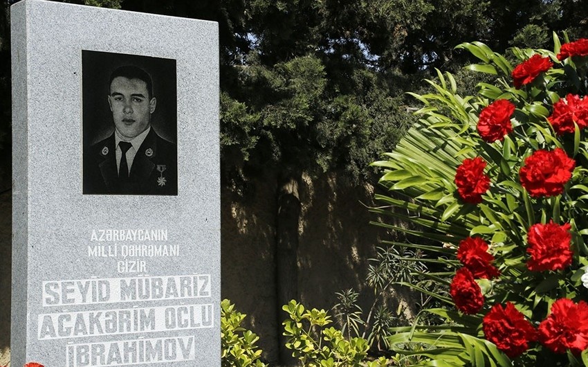 Müdafiə Nazirliyinin nümayəndələri Mübariz İbrahimovun məzarını ziyarət edib