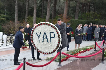 YAP rəhbərliyi ümummilli lider Heydər Əliyevin məzarını ziyarət edib