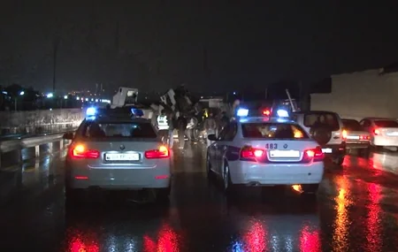 ​Bakı-Sumqayıt yolu yük maşınının aşması nəticəsində bağlanıb - FOTO