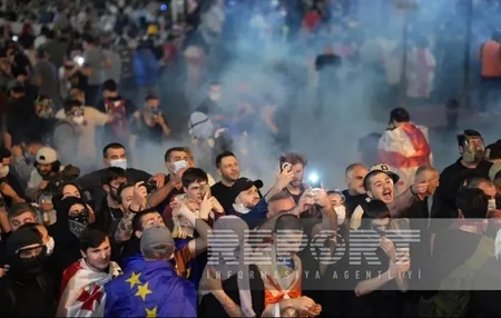 Tbilisidə polislə etirazçılar arasında qarşıdurma olub, xəsarət alanlar var - YENİLƏNİB-3