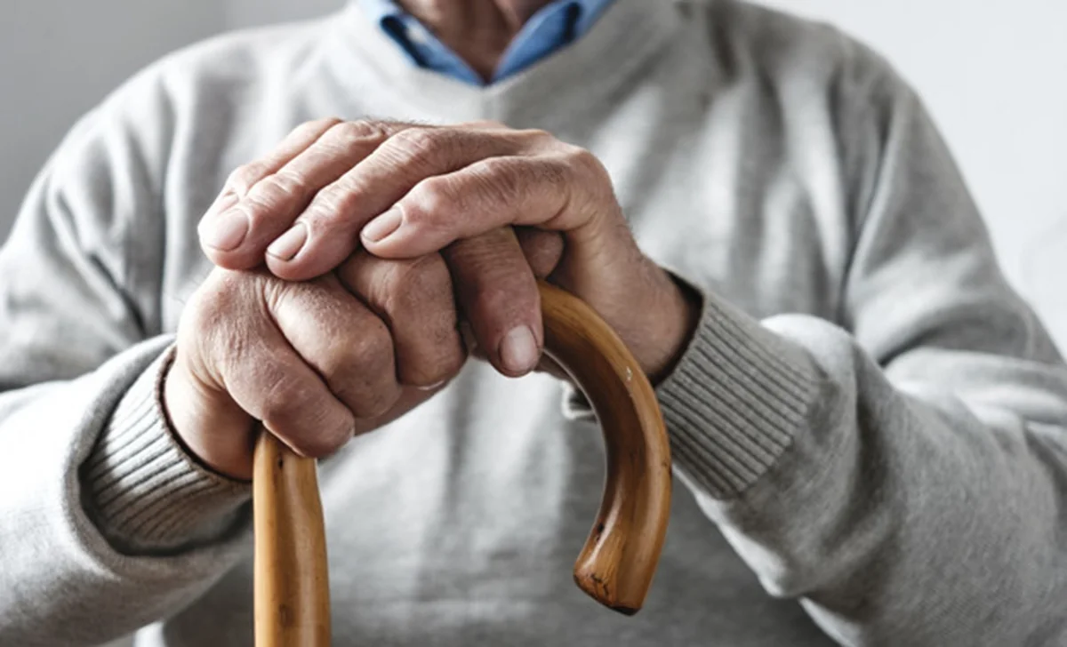 Людям старше 65 лет разрешили выходить из дома