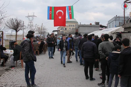 Azərbaycanın könüllü həkimləri ilə iş adamı Kahramanmaraşın daha bir bölgəsində yeməklər paylayıb - YENİLƏNİB