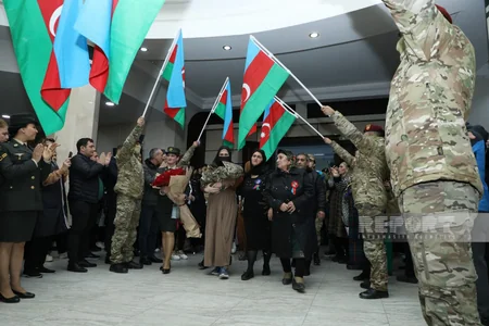Sentyabr şəhidinin yeni doğulan körpəsi xəstəxanadan evə buraxılıb