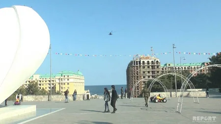 Sumqayıt səmasında uçan helikopterlərdən sakinlər üçün dəvətnamə atılıb - FOTO - VİDEO - YENİLƏNİB