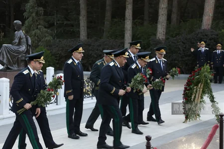 Kamran Əliyev prokurorluq işçilərinin peşə bayramı münasibətilə Fəxri xiyabanı ziyarət edib