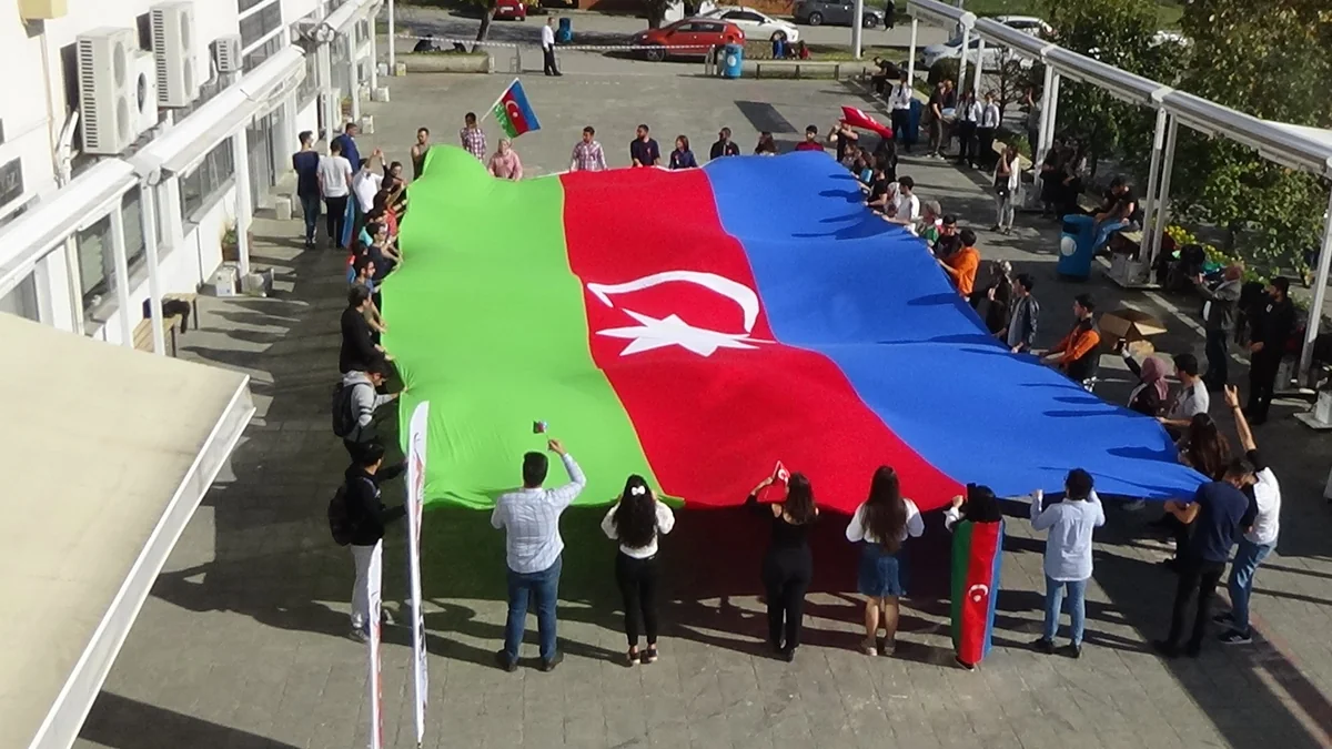 Bursada azərbaycanlı tələbələr “Bayraq günü” münasibəti ilə flaşmob keçirib - VİDEO
