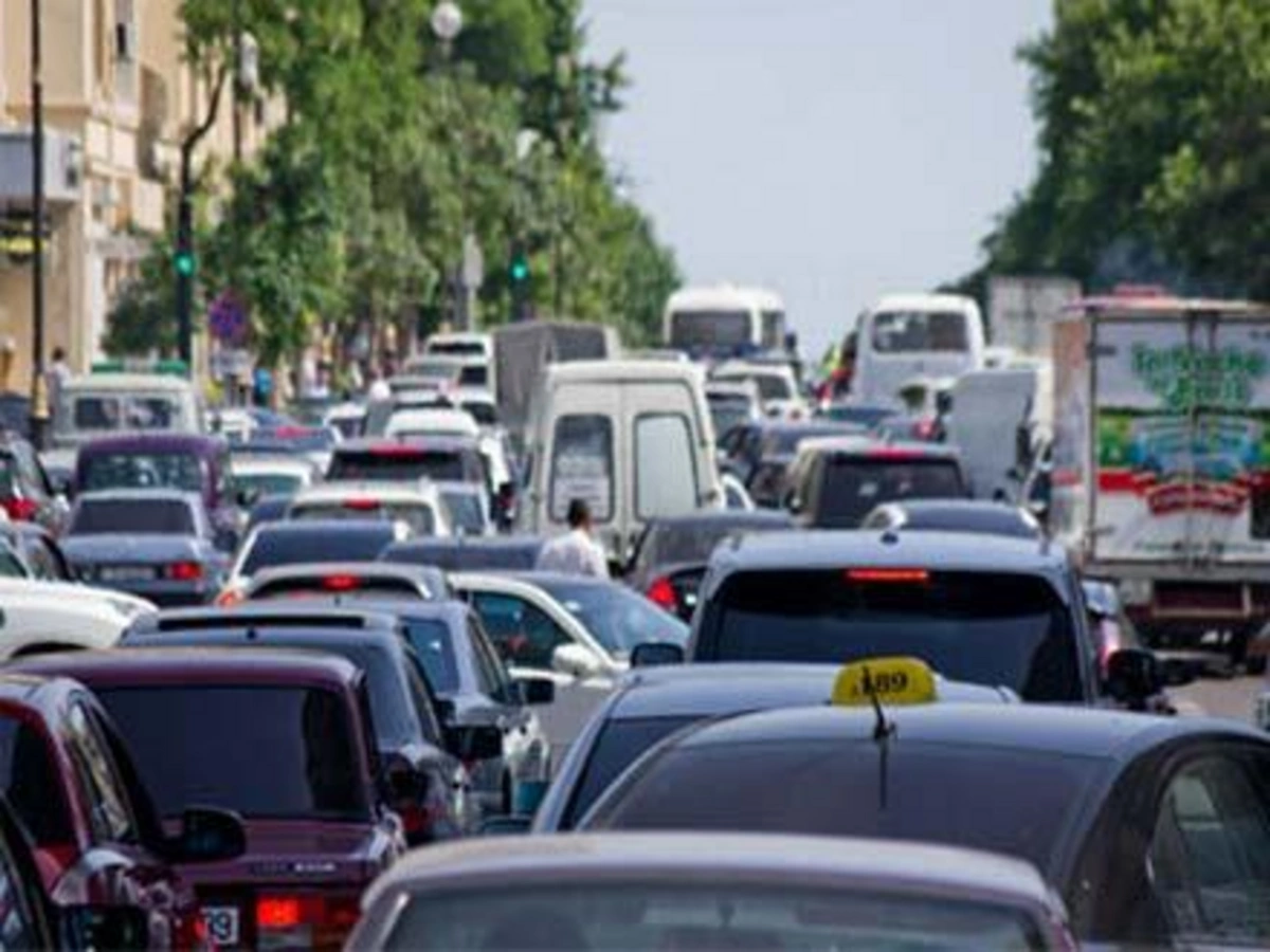 Long traffic jam occurs in Mikayil Mushfig Street and Matbuat Avenue intersection