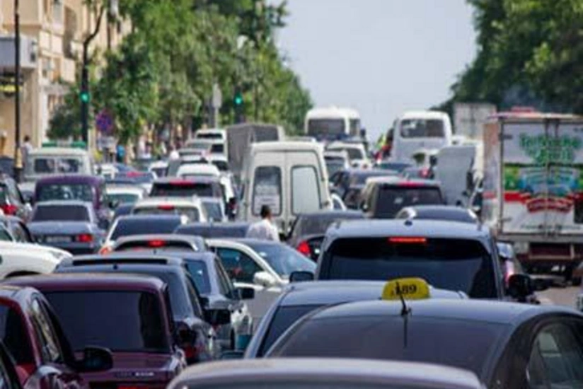 Long traffic jam occurs in Mikayil Mushfig Street and Matbuat Avenue intersection