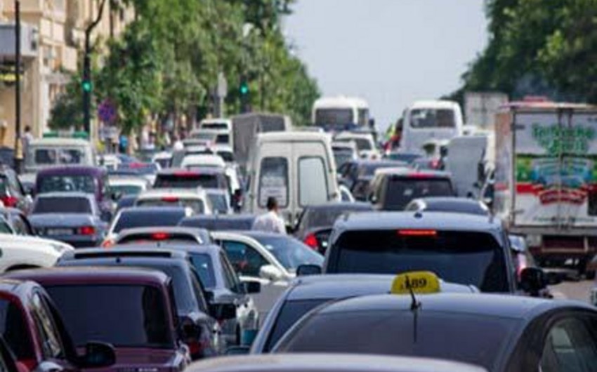 Long traffic jam occurs in Mikayil Mushfig Street and Matbuat Avenue intersection