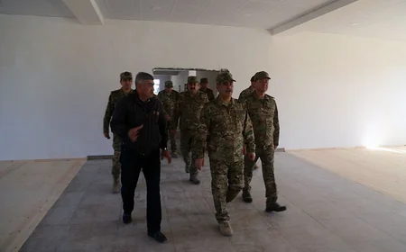 Müdafiə naziri cəbhəboyu zonada tikintisi davam edən hərbi hissələrdə olub
