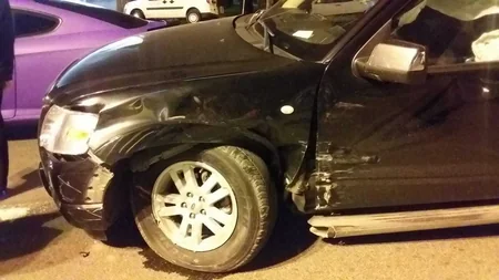 Bakıda yüksək sürətlə hərəkət edən “BMW” otelin giriş qapısına çırpılıb
