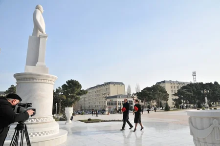Əbülfəs Qarayev Xırdalanda vətəndaşlarla görüşüb