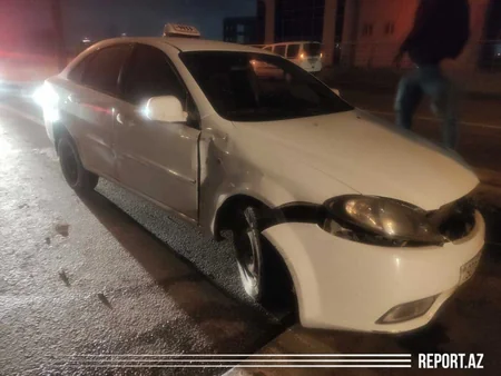 Bakıda təkəri partlayan avtomobil qəzaya uğradı - FOTO