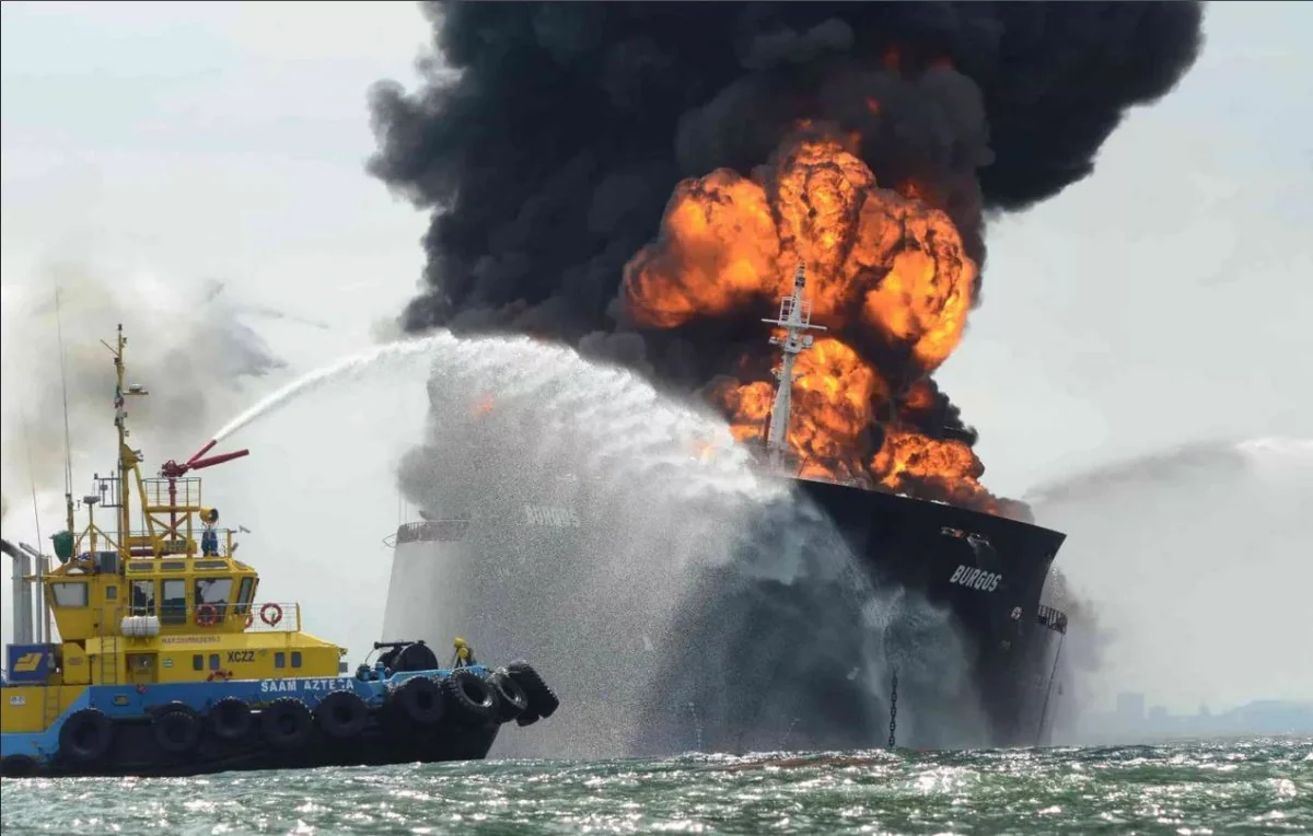 Qayanada neft tankerində partlayış baş verib