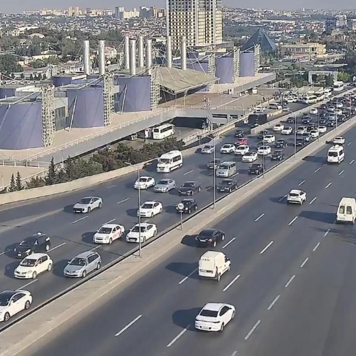 Bakının bir sıra yollarında nəqliyyat vasitələrinin hərəkəti çətinləşib