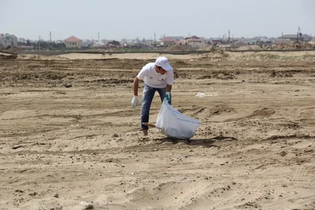 IDEA İctimai Birliyi Buzovna çimərliyi ərazisində təmizlik aksiyası təşkil edib