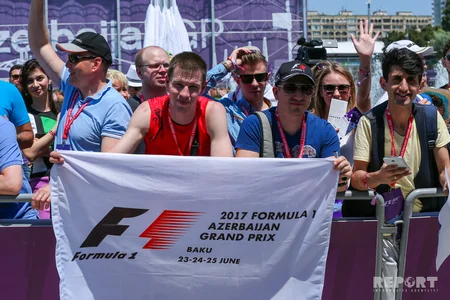 Формула-1: Пилоты команды Haas провели на Бакинском бульваре автограф-сессию