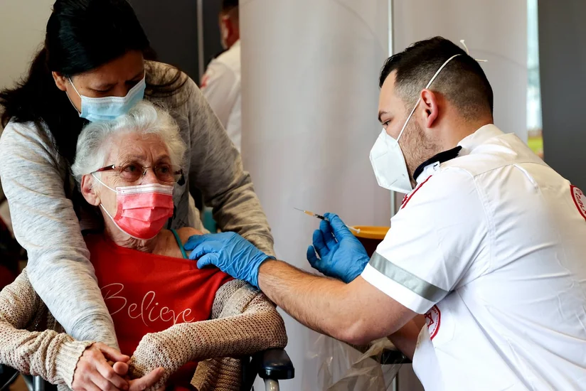 В Израиле лица старше 60 лет смогут получить третью дозу вакцины Pfizer