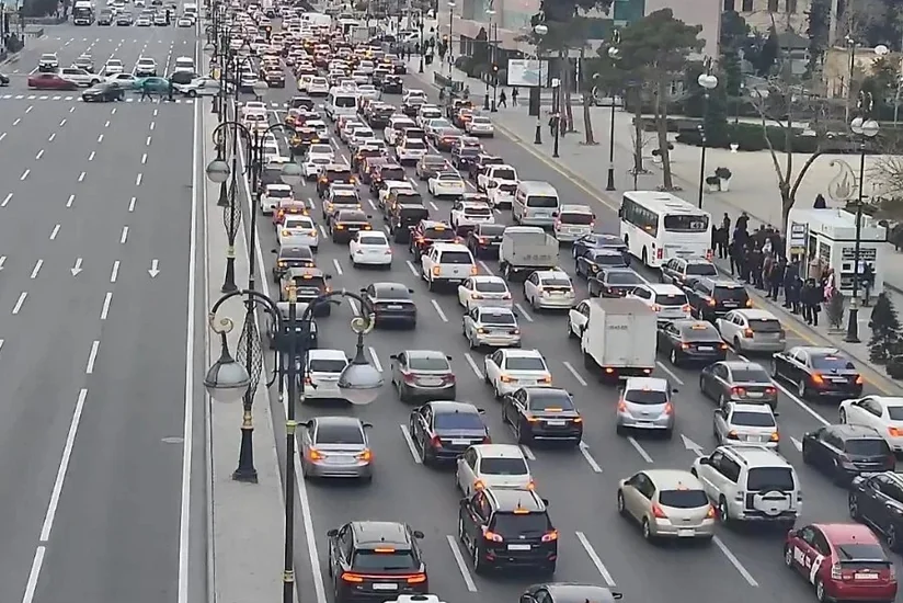 Bakının bir sıra yollarında nəqliyyatın sıxlığı müşahidə olunur