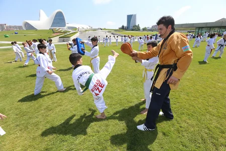 İkiqat Avropa çempionu Heydər Əliyev Mərkəzinin parkında taekvondo dərsi aparıb