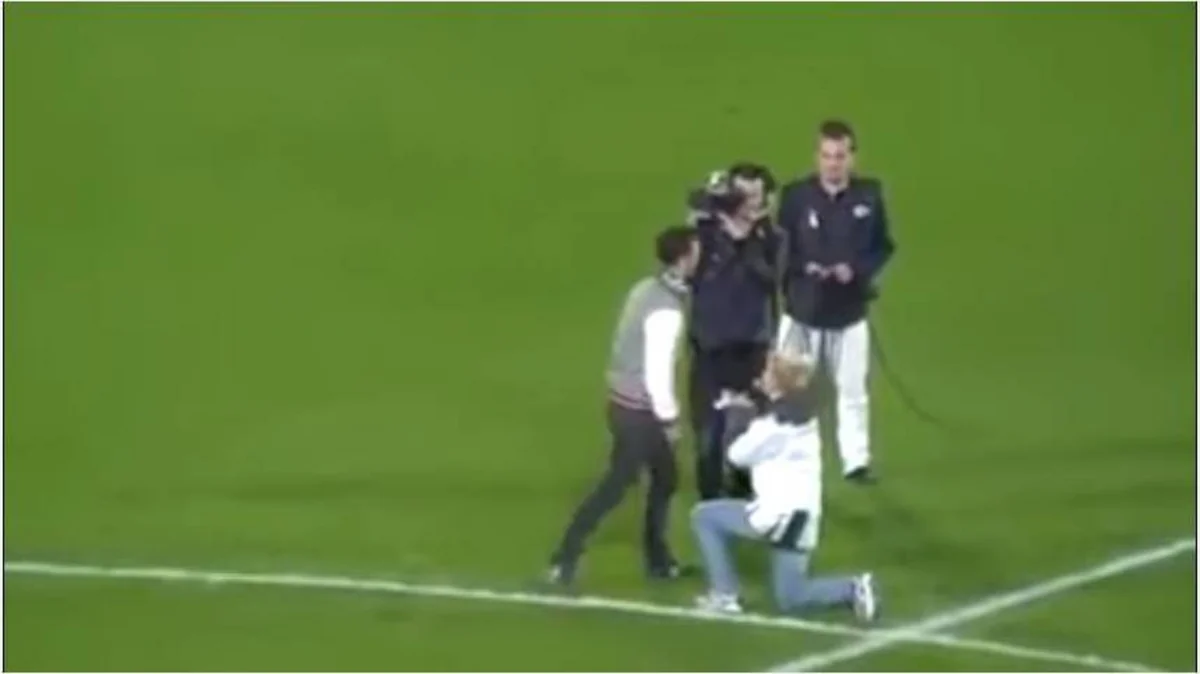 Futbol matçında gənc qızdan evlilik təklifi alan oğlan stadiondan qaçıb - VİDEO