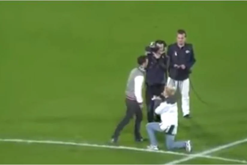 Futbol matçında gənc qızdan evlilik təklifi alan oğlan stadiondan qaçıb - VİDEO