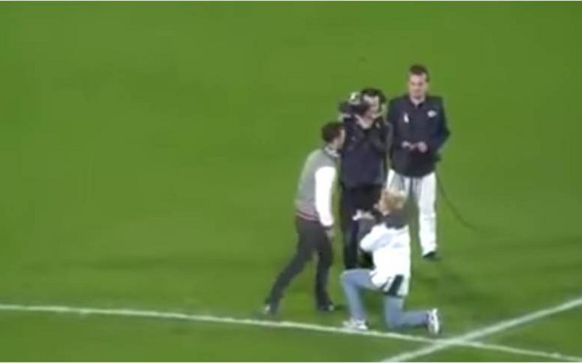 Futbol matçında gənc qızdan evlilik təklifi alan oğlan stadiondan qaçıb - VİDEO