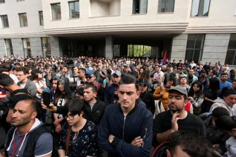 Yerevanda aksiya iştirakçıları yenidən Ermənistan XİN-in binasını mühasirəyə alıblar
