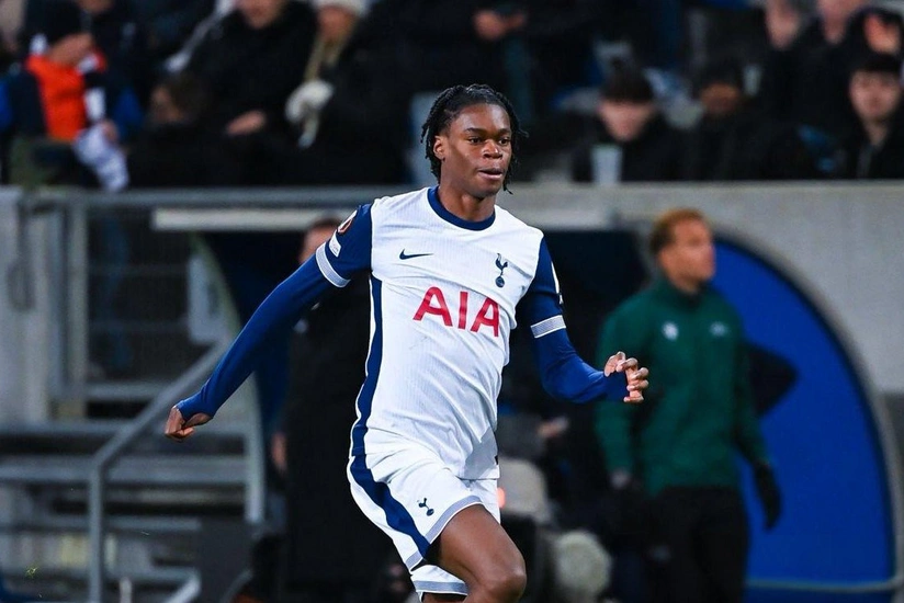 Tottenhem 18 yaşlı futbolçu ilə yeni müqavilə imzalayıb