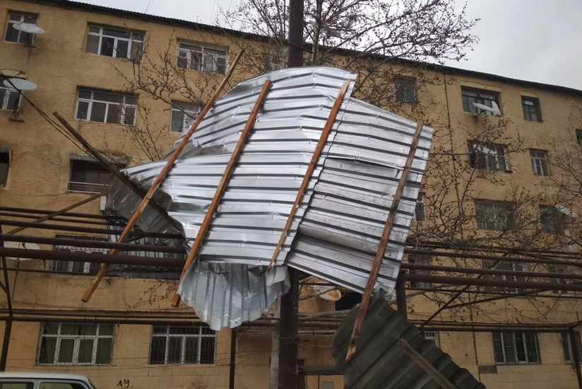 Külək Bakıda dam örtüyünü uçurub, işıq dirəklərini yararsız hala salıb