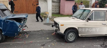 Şəkidə zəncirvari qəza olub, səkidə dayanan 2 piyada ağır xəsarət alıb