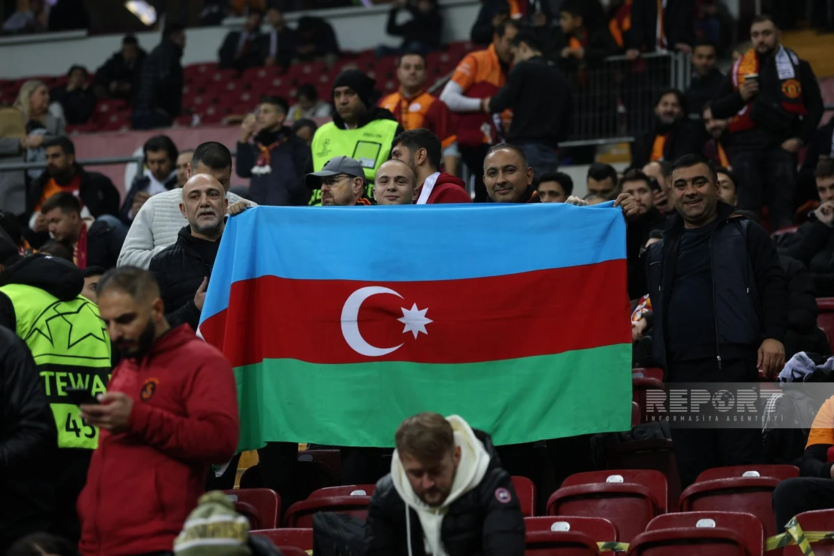 Qalatasaray - Mançester Yunayted oyununda Azərbaycan bayrağı