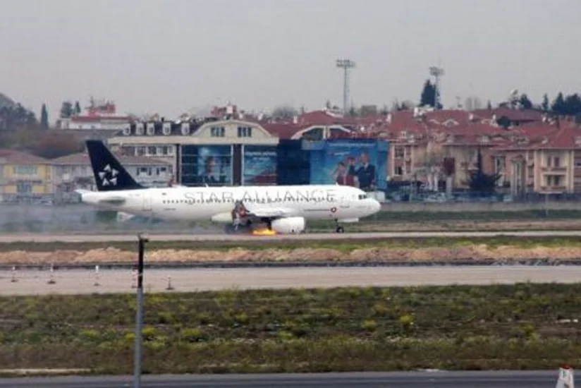 İstanbul Hava Limanında yanan sərnişin təyyarəsi söndürülüb - VİDEO