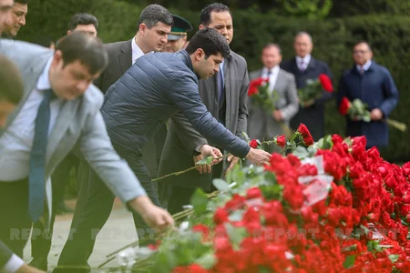 Azerbaijani people commemorate National Leader Heydar Aliyev