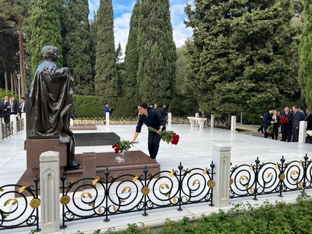 Bakı Beynəlxalq Konfransının iştirakçıları Fəxri və Şəhidlər xiyabanlarını ziyarət ediblər