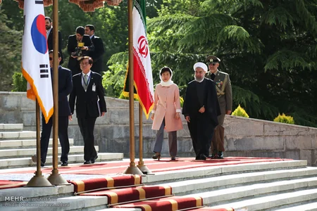 Tehrana səfər edən Cənubi Koreya prezidenti başını örtüb