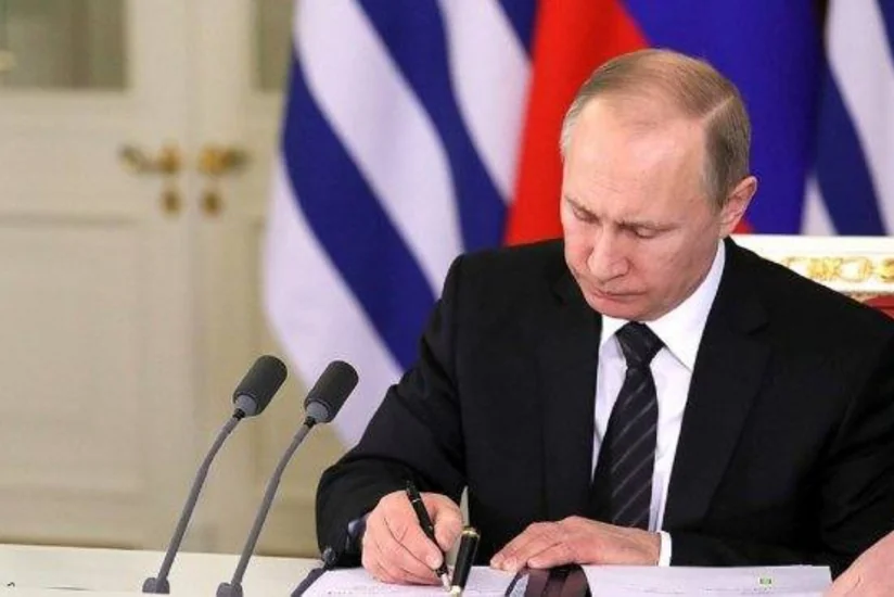 Владимир Путин предоставил гражданство 9 азербайджанцам